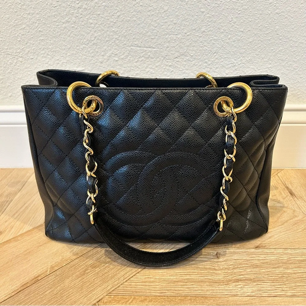 Iconic CHANEL Grand Shopping Tote in black caviar leather with gold hardware - Picture 4 of 17